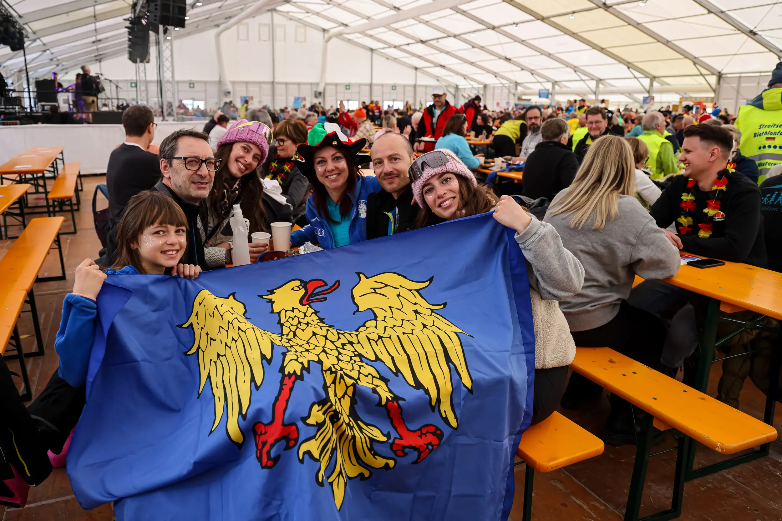 Ultima gara di biathlon alle Olimpiadi. Anterselva sotto la neve invasa ancora dai tifosi, oltre 15 mila, tra questi centinaia di sappadini, friulani e comelicani arrivati per sostenere Lisa Vittozzi. La medaglia d’oro nell’inseguimento è domenica una settimana fa è arrivata 18esima con 4 errori al tiro, ma alla fine è stata comunque festa. C’erano mamma Nadia, il fidanzato Marco, il sindaco di Sappada Alessandro De Zordo. Bandiere e cori per la sappadina, domenica portabandiera azzurro alla cerimonia di chiusura delle Olimpiadi a Verona. Poi lunedì dalle 16,30 a Sappada la grande festa anche per il bronzo del fondista Davide Graz. Photo Solero