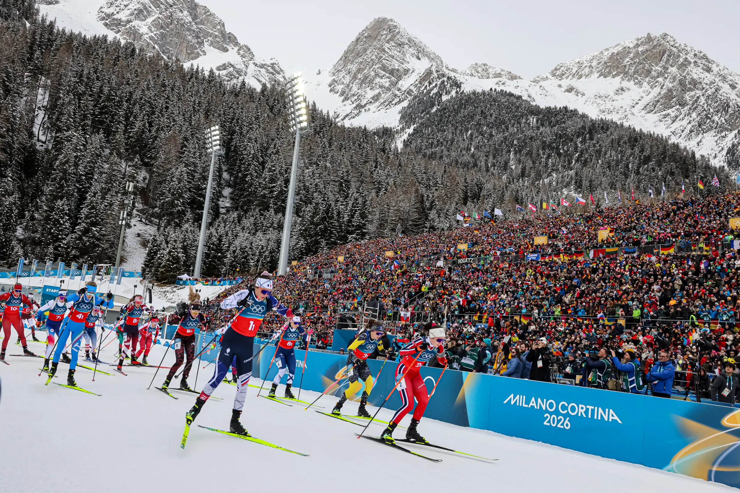 Ultima gara di biathlon alle Olimpiadi. Anterselva sotto la neve invasa ancora dai tifosi, oltre 15 mila, tra questi centinaia di sappadini, friulani e comelicani arrivati per sostenere Lisa Vittozzi. La medaglia d’oro nell’inseguimento è domenica una settimana fa è arrivata 18esima con 4 errori al tiro, ma alla fine è stata comunque festa. C’erano mamma Nadia, il fidanzato Marco, il sindaco di Sappada Alessandro De Zordo. Bandiere e cori per la sappadina, domenica portabandiera azzurro alla cerimonia di chiusura delle Olimpiadi a Verona. Poi lunedì dalle 16,30 a Sappada la grande festa anche per il bronzo del fondista Davide Graz. Photo Solero