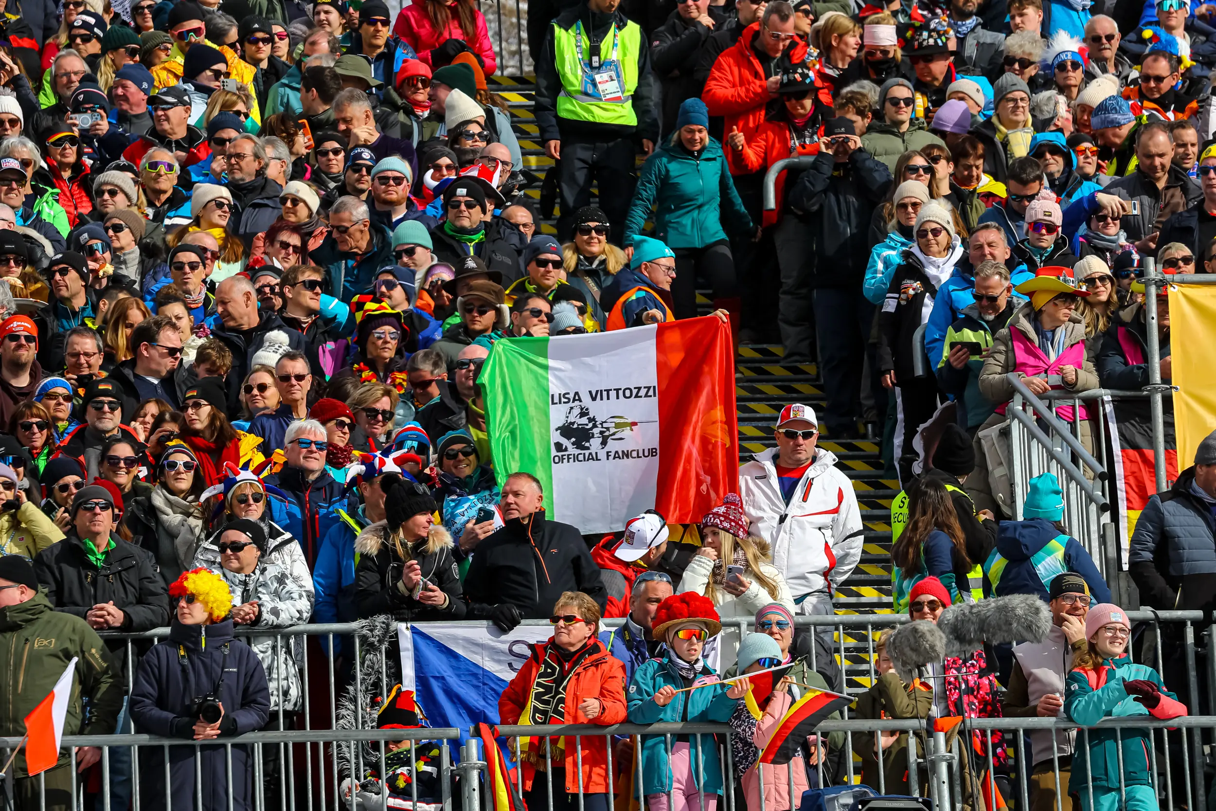 Ultima gara di biathlon alle Olimpiadi. Anterselva sotto la neve invasa ancora dai tifosi, oltre 15 mila, tra questi centinaia di sappadini, friulani e comelicani arrivati per sostenere Lisa Vittozzi. La medaglia d’oro nell’inseguimento è domenica una settimana fa è arrivata 18esima con 4 errori al tiro, ma alla fine è stata comunque festa. C’erano mamma Nadia, il fidanzato Marco, il sindaco di Sappada Alessandro De Zordo. Bandiere e cori per la sappadina, domenica portabandiera azzurro alla cerimonia di chiusura delle Olimpiadi a Verona. Poi lunedì dalle 16,30 a Sappada la grande festa anche per il bronzo del fondista Davide Graz. Photo Solero