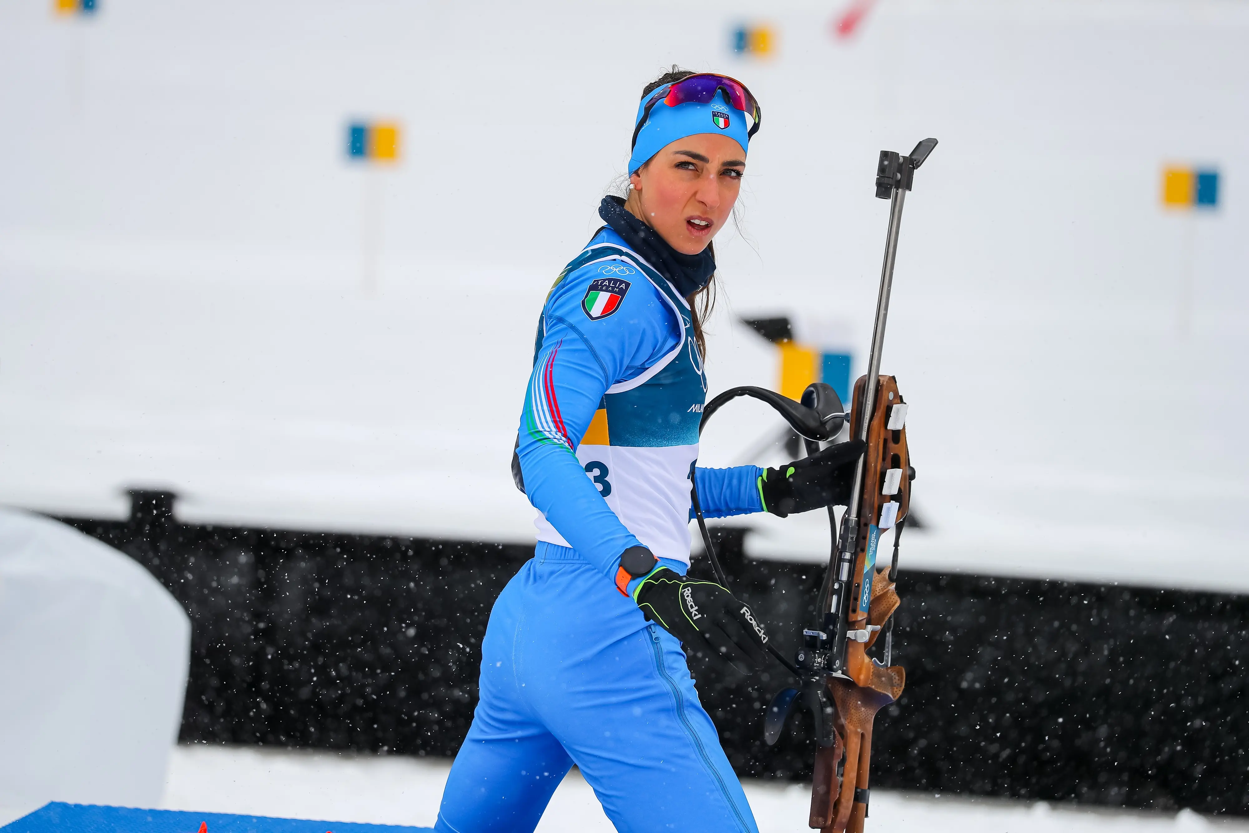 Ultima gara di biathlon alle Olimpiadi. Anterselva sotto la neve invasa ancora dai tifosi, oltre 15 mila, tra questi centinaia di sappadini, friulani e comelicani arrivati per sostenere Lisa Vittozzi. La medaglia d’oro nell’inseguimento è domenica una settimana fa è arrivata 18esima con 4 errori al tiro, ma alla fine è stata comunque festa. C’erano mamma Nadia, il fidanzato Marco, il sindaco di Sappada Alessandro De Zordo. Bandiere e cori per la sappadina, domenica portabandiera azzurro alla cerimonia di chiusura delle Olimpiadi a Verona. Poi lunedì dalle 16,30 a Sappada la grande festa anche per il bronzo del fondista Davide Graz. Photo Solero