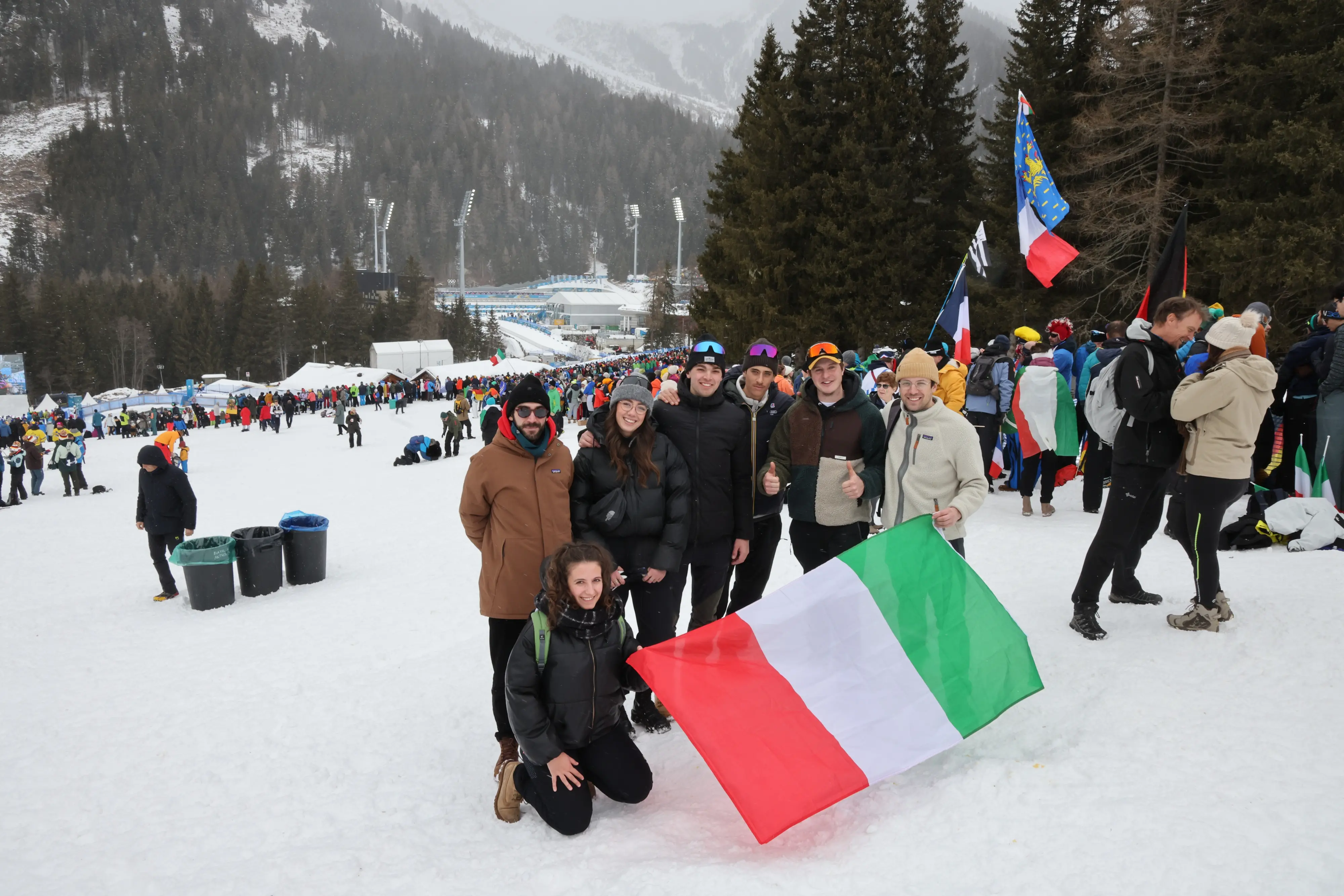 Ultima gara di biathlon alle Olimpiadi. Anterselva sotto la neve invasa ancora dai tifosi, oltre 15 mila, tra questi centinaia di sappadini, friulani e comelicani arrivati per sostenere Lisa Vittozzi. La medaglia d’oro nell’inseguimento è domenica una settimana fa è arrivata 18esima con 4 errori al tiro, ma alla fine è stata comunque festa. C’erano mamma Nadia, il fidanzato Marco, il sindaco di Sappada Alessandro De Zordo. Bandiere e cori per la sappadina, domenica portabandiera azzurro alla cerimonia di chiusura delle Olimpiadi a Verona. Poi lunedì dalle 16,30 a Sappada la grande festa anche per il bronzo del fondista Davide Graz. Photo Solero