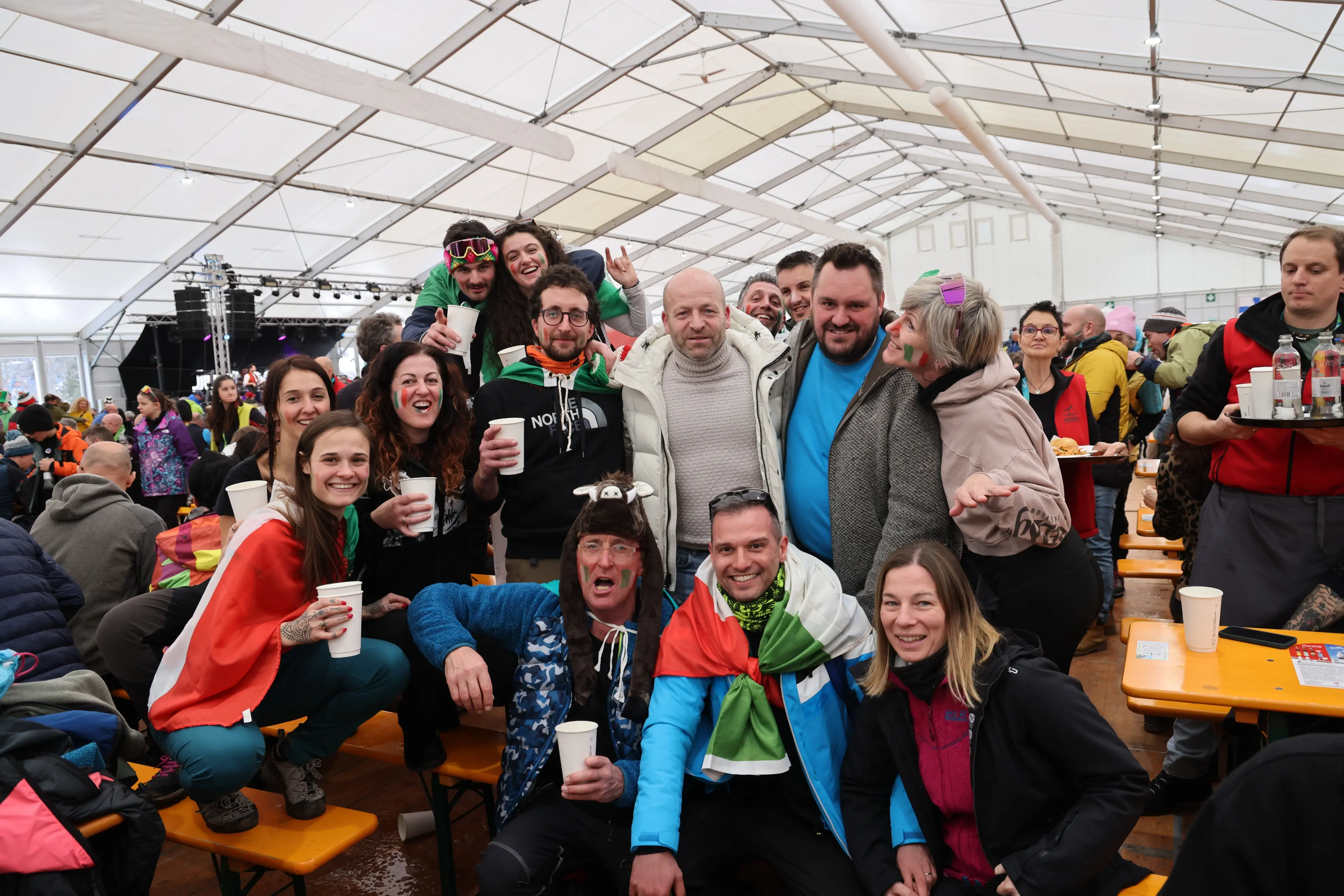 Ultima gara di biathlon alle Olimpiadi. Anterselva sotto la neve invasa ancora dai tifosi, oltre 15 mila, tra questi centinaia di sappadini, friulani e comelicani arrivati per sostenere Lisa Vittozzi. La medaglia d’oro nell’inseguimento è domenica una settimana fa è arrivata 18esima con 4 errori al tiro, ma alla fine è stata comunque festa. C’erano mamma Nadia, il fidanzato Marco, il sindaco di Sappada Alessandro De Zordo. Bandiere e cori per la sappadina, domenica portabandiera azzurro alla cerimonia di chiusura delle Olimpiadi a Verona. Poi lunedì dalle 16,30 a Sappada la grande festa anche per il bronzo del fondista Davide Graz. Photo Solero