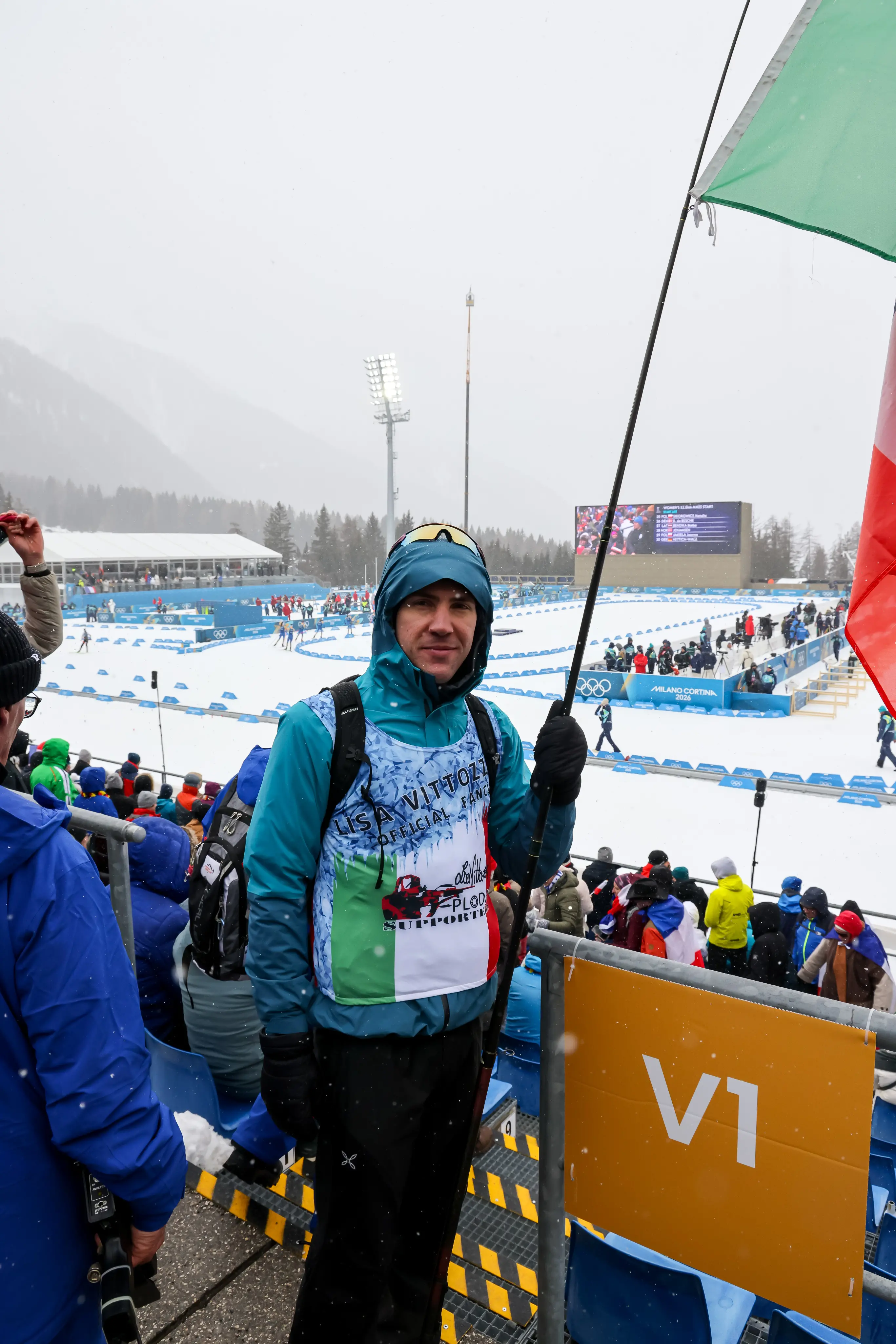 Ultima gara di biathlon alle Olimpiadi. Anterselva sotto la neve invasa ancora dai tifosi, oltre 15 mila, tra questi centinaia di sappadini, friulani e comelicani arrivati per sostenere Lisa Vittozzi. La medaglia d’oro nell’inseguimento è domenica una settimana fa è arrivata 18esima con 4 errori al tiro, ma alla fine è stata comunque festa. C’erano mamma Nadia, il fidanzato Marco, il sindaco di Sappada Alessandro De Zordo. Bandiere e cori per la sappadina, domenica portabandiera azzurro alla cerimonia di chiusura delle Olimpiadi a Verona. Poi lunedì dalle 16,30 a Sappada la grande festa anche per il bronzo del fondista Davide Graz. Photo Solero