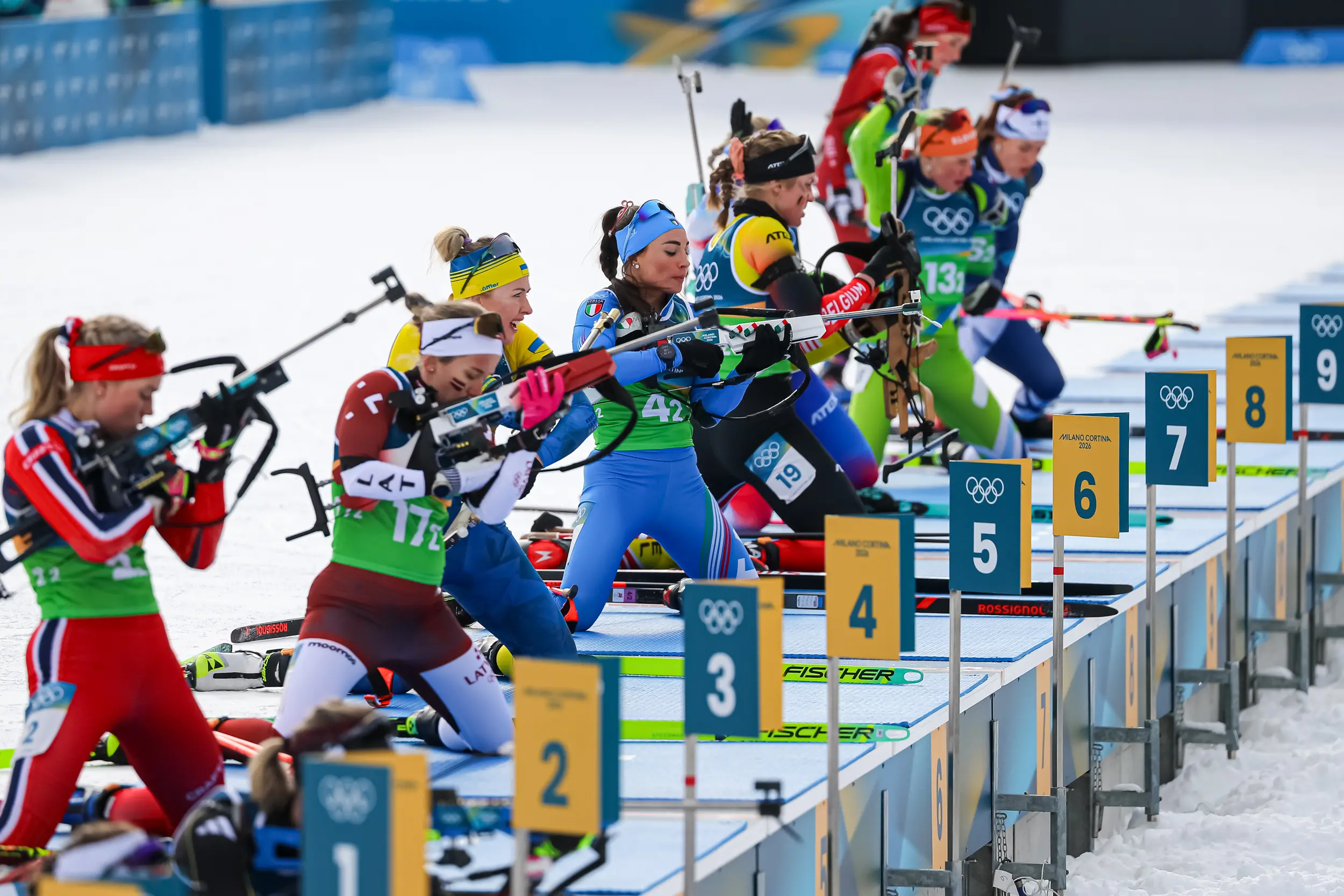 Ultima gara di biathlon alle Olimpiadi. Anterselva sotto la neve invasa ancora dai tifosi, oltre 15 mila, tra questi centinaia di sappadini, friulani e comelicani arrivati per sostenere Lisa Vittozzi. La medaglia d’oro nell’inseguimento è domenica una settimana fa è arrivata 18esima con 4 errori al tiro, ma alla fine è stata comunque festa. C’erano mamma Nadia, il fidanzato Marco, il sindaco di Sappada Alessandro De Zordo. Bandiere e cori per la sappadina, domenica portabandiera azzurro alla cerimonia di chiusura delle Olimpiadi a Verona. Poi lunedì dalle 16,30 a Sappada la grande festa anche per il bronzo del fondista Davide Graz. Photo Solero