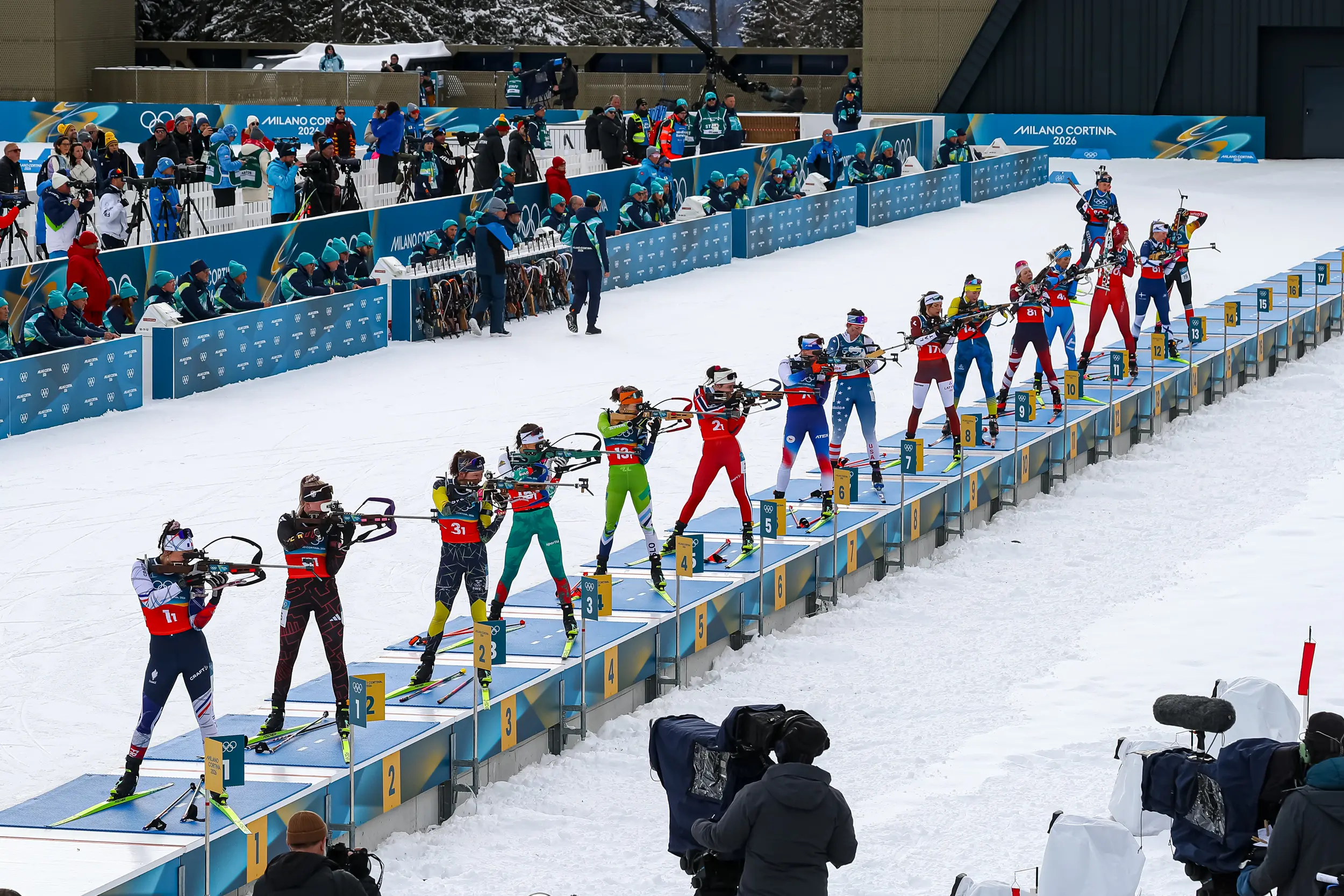 Ultima gara di biathlon alle Olimpiadi. Anterselva sotto la neve invasa ancora dai tifosi, oltre 15 mila, tra questi centinaia di sappadini, friulani e comelicani arrivati per sostenere Lisa Vittozzi. La medaglia d’oro nell’inseguimento è domenica una settimana fa è arrivata 18esima con 4 errori al tiro, ma alla fine è stata comunque festa. C’erano mamma Nadia, il fidanzato Marco, il sindaco di Sappada Alessandro De Zordo. Bandiere e cori per la sappadina, domenica portabandiera azzurro alla cerimonia di chiusura delle Olimpiadi a Verona. Poi lunedì dalle 16,30 a Sappada la grande festa anche per il bronzo del fondista Davide Graz. Photo Solero