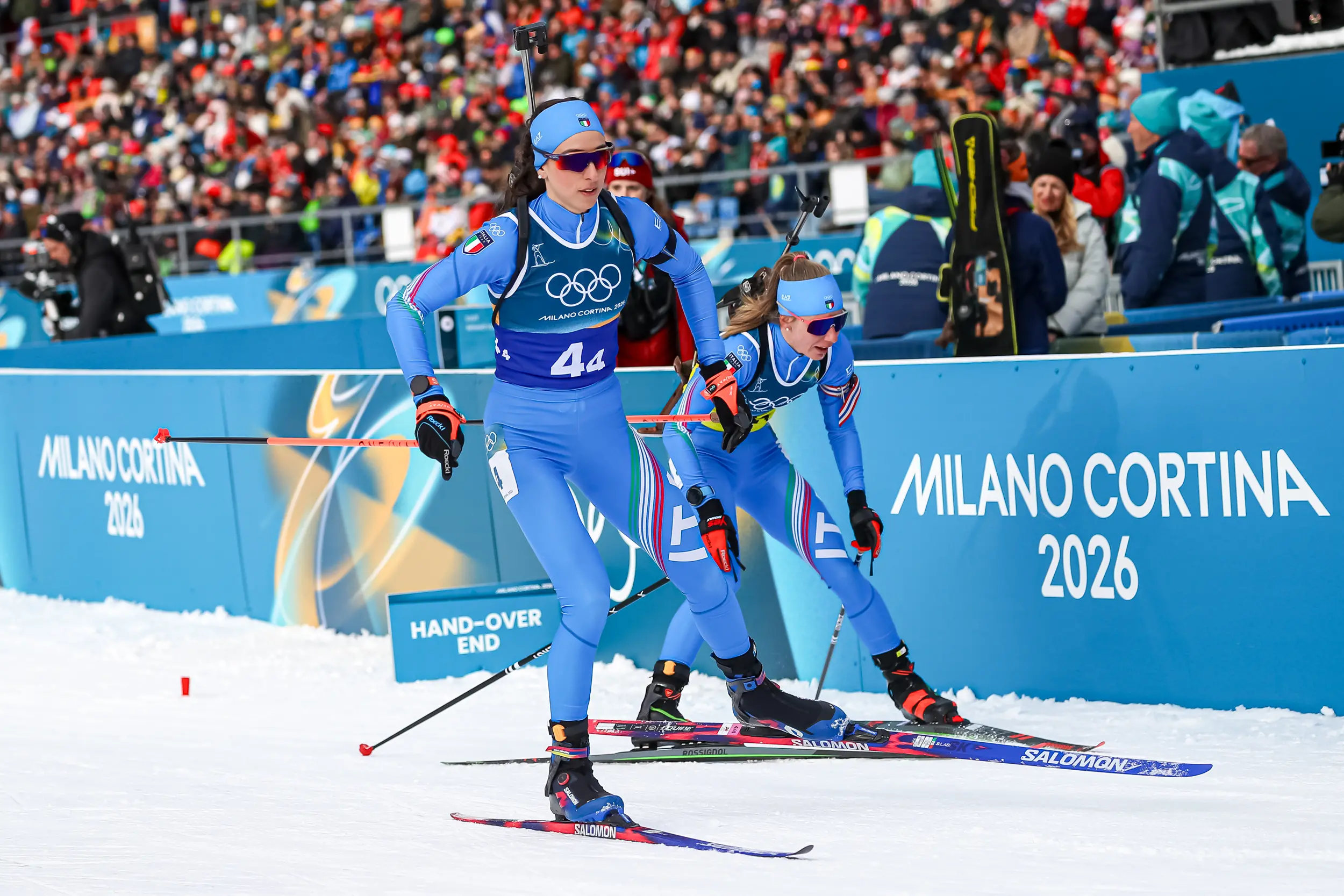 Ultima gara di biathlon alle Olimpiadi. Anterselva sotto la neve invasa ancora dai tifosi, oltre 15 mila, tra questi centinaia di sappadini, friulani e comelicani arrivati per sostenere Lisa Vittozzi. La medaglia d’oro nell’inseguimento è domenica una settimana fa è arrivata 18esima con 4 errori al tiro, ma alla fine è stata comunque festa. C’erano mamma Nadia, il fidanzato Marco, il sindaco di Sappada Alessandro De Zordo. Bandiere e cori per la sappadina, domenica portabandiera azzurro alla cerimonia di chiusura delle Olimpiadi a Verona. Poi lunedì dalle 16,30 a Sappada la grande festa anche per il bronzo del fondista Davide Graz. Photo Solero