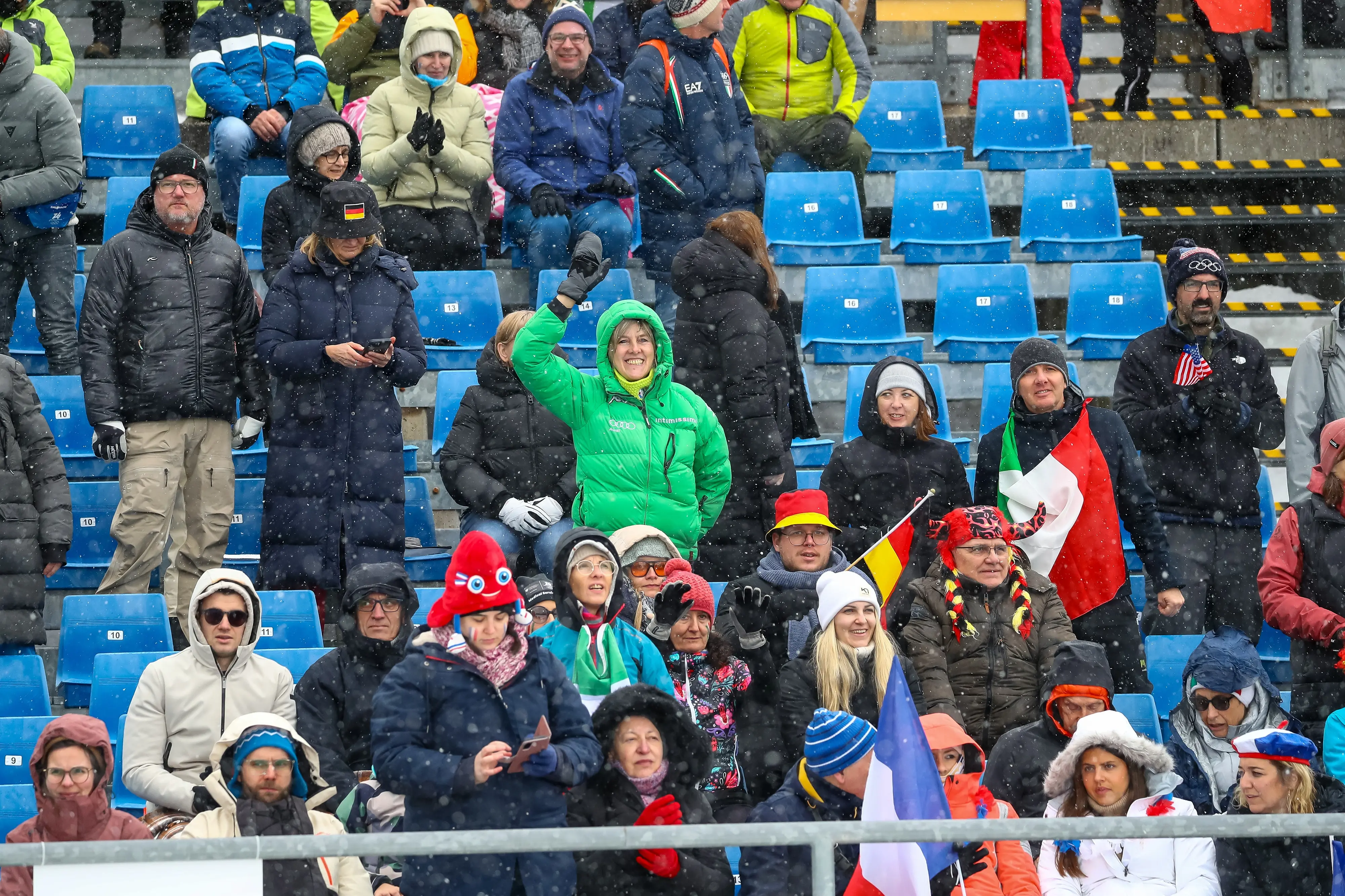 Ultima gara di biathlon alle Olimpiadi. Anterselva sotto la neve invasa ancora dai tifosi, oltre 15 mila, tra questi centinaia di sappadini, friulani e comelicani arrivati per sostenere Lisa Vittozzi. La medaglia d’oro nell’inseguimento è domenica una settimana fa è arrivata 18esima con 4 errori al tiro, ma alla fine è stata comunque festa. C’erano mamma Nadia, il fidanzato Marco, il sindaco di Sappada Alessandro De Zordo. Bandiere e cori per la sappadina, domenica portabandiera azzurro alla cerimonia di chiusura delle Olimpiadi a Verona. Poi lunedì dalle 16,30 a Sappada la grande festa anche per il bronzo del fondista Davide Graz. Photo Solero