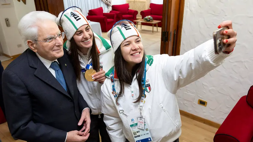 Il Presidente della Repubblica Sergio Mattarella con le medaglie d'oro di slittino, Voetter e Oberhofer