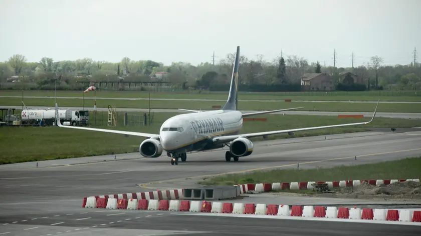 Un aereo sulla pista (Bonaventura)