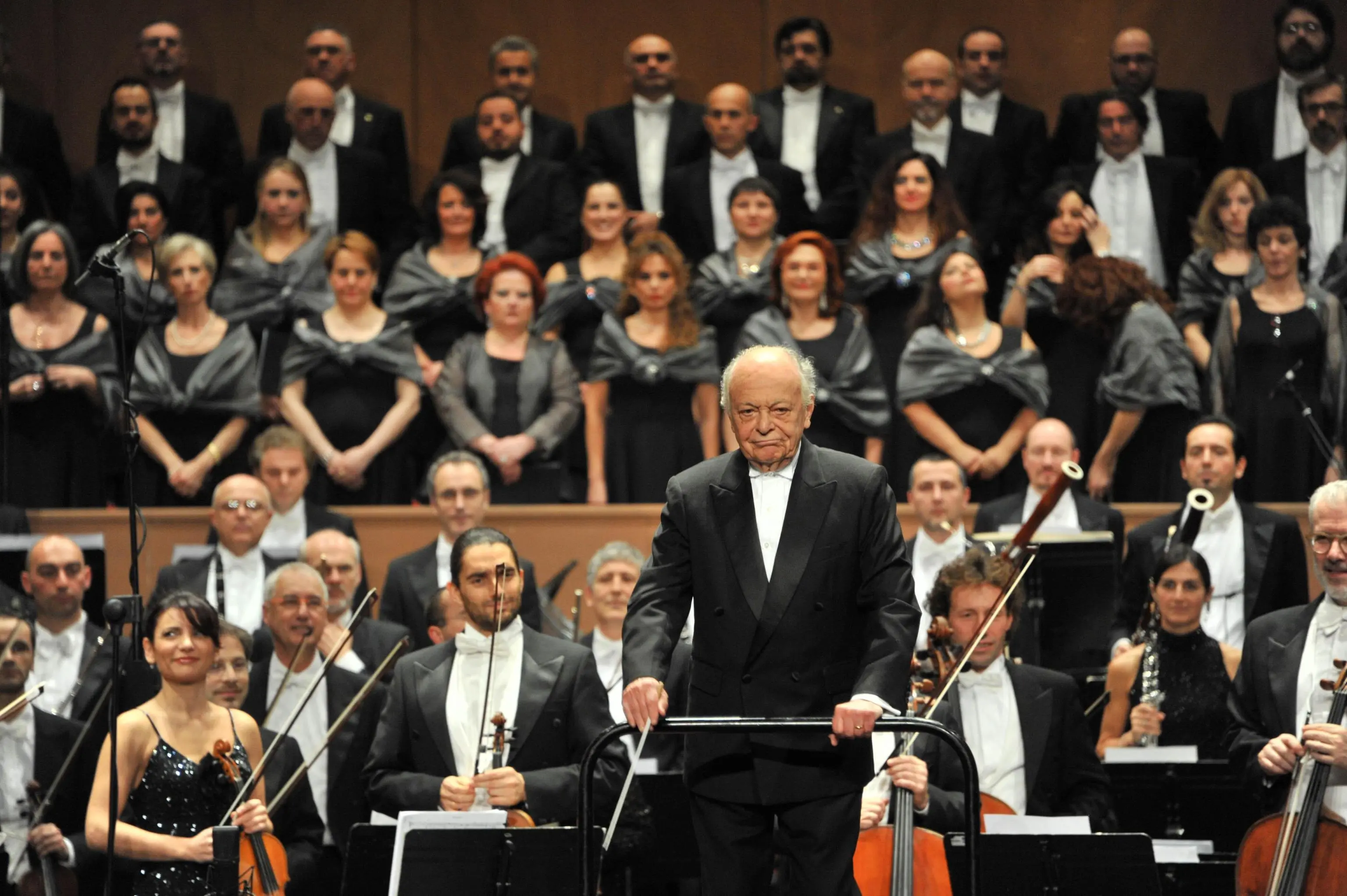 Il maestro Lorin Maazel sul podio del Gran Teatro La Fenice, durante la cerimonia per il decennale della ricostruzione, il 14 dicembre 2013