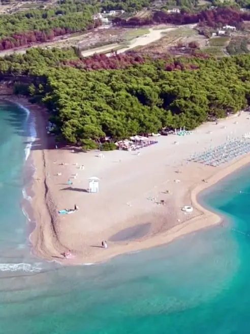 La spiaggia simbolo del Corno d’Oro (Zlatni Rat) nel suo splendore (a sinistra) e come appare ora foto Morski.hr