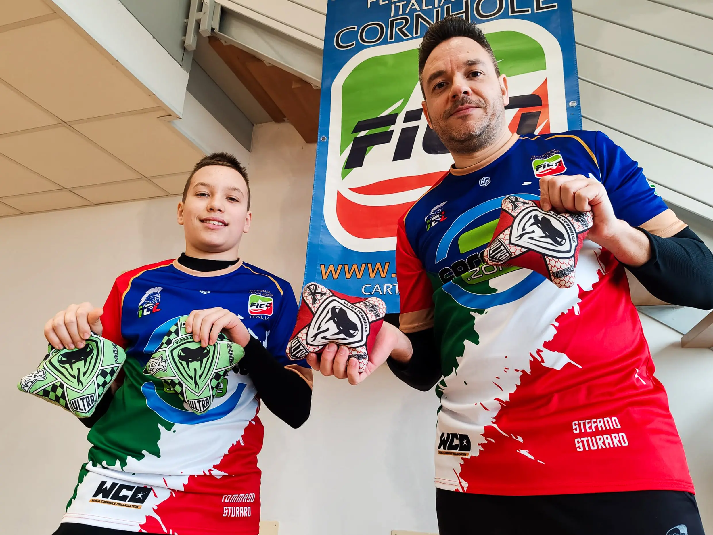 Padre e figlio mostrano i sacchetti utilizzati nelle gare