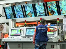 Un operatore al lavoro nello stabilimento di Mariano del Friuli