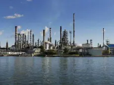 La bioraffineria dell'Eni vista dalla laguna di Venezia