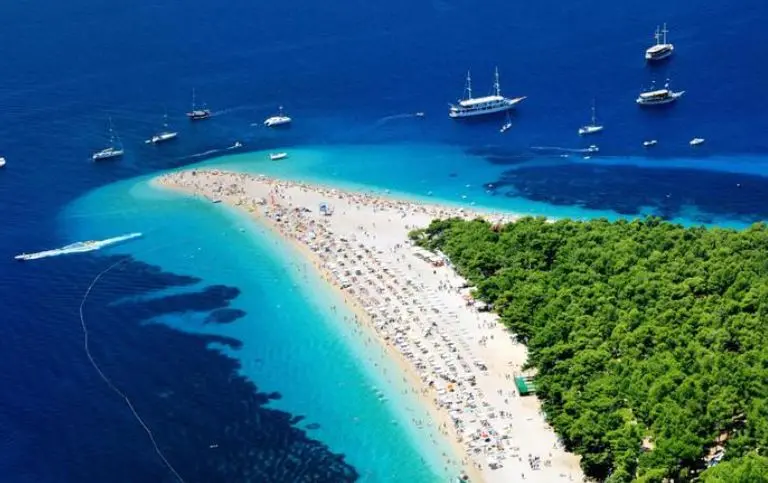 Zlatni Rat, sull'isola di Brazza, è la spiaggia più fotografata di tutta la Croazia