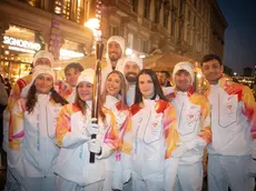 I tedofori a Milano con la torcia olimpica per l’avvio del viaggio che condurrà all’Arena di Verona