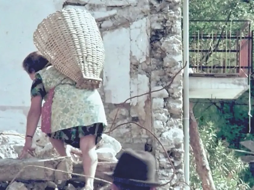 Una scena del docufilm sul terremoto in Friuli e Bruno Pizzul, voce narrante