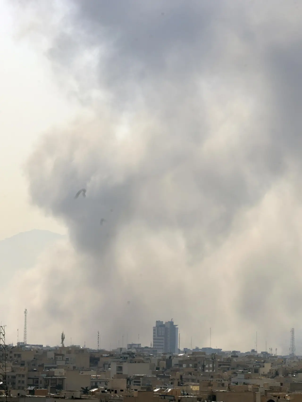 Le colonne di fumo durante i raid aerei sulla capitale iraniana Teheran
