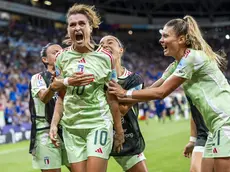 L’urlo di gioia di Cristiana Girelli dopo aver siglato la doppietta decisiva per la vittoria delle azzurre nel match contro la Norvegia a Euro 2025 (epa)