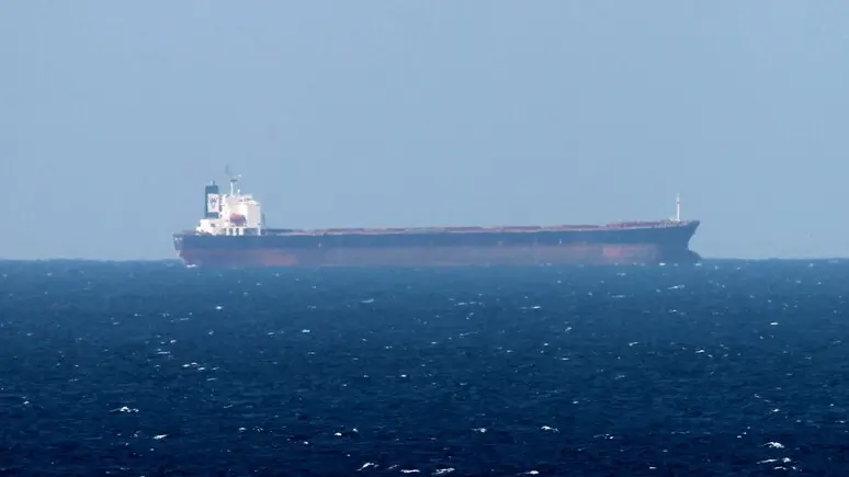 Una petroliera attraversa lo stretto di Hormuz
