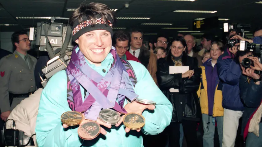 Una giovanissima Manuela Di Centa, in una foto storica, al suo arrivo dopo le medaglie conquistate a Lillehammer