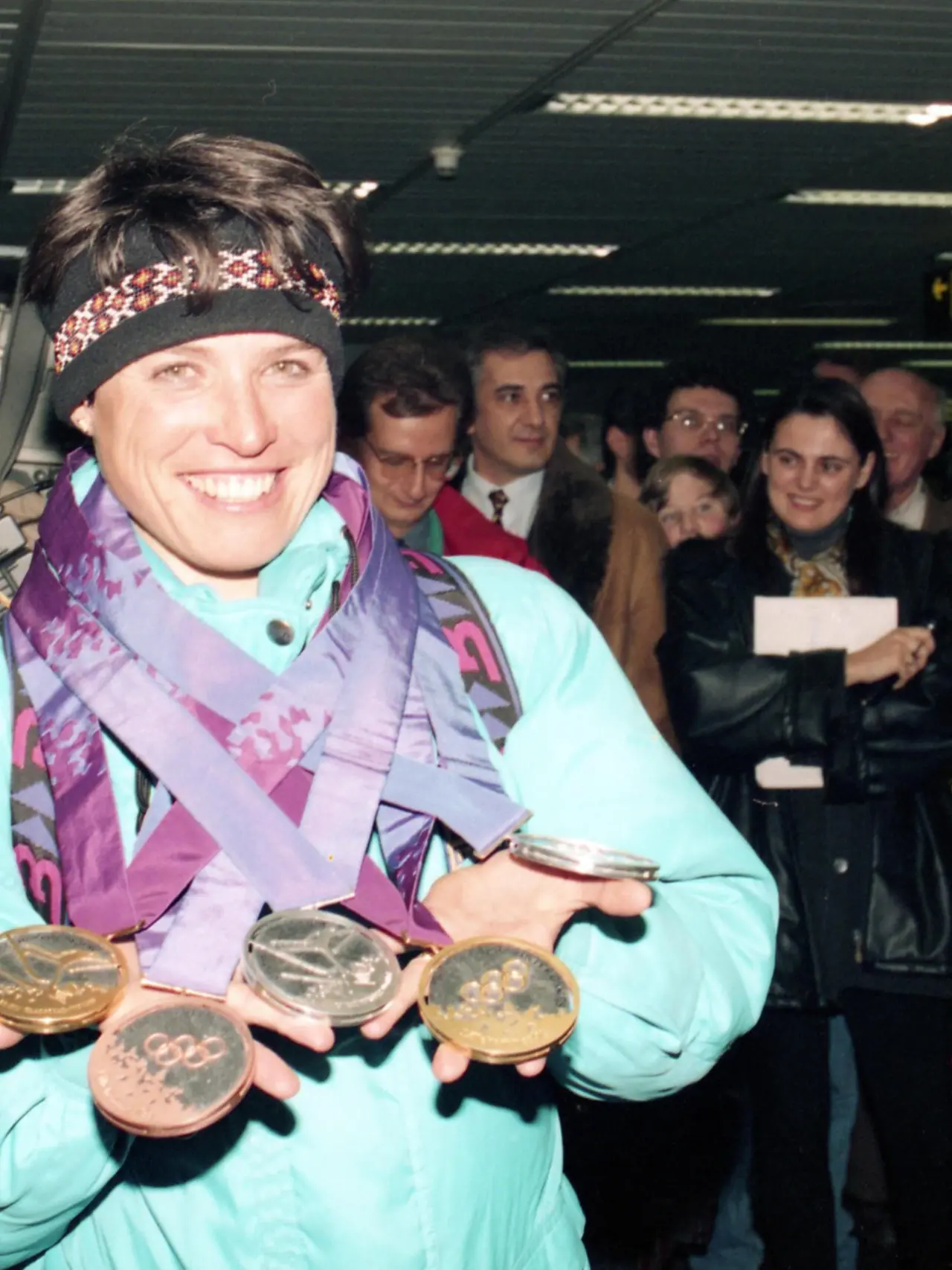 Una giovanissima Manuela Di Centa, in una foto storica, al suo arrivo dopo le medaglie conquistate a Lillehammer