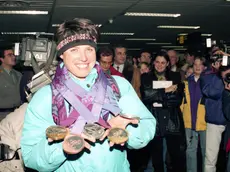 Una giovanissima Manuela Di Centa, in una foto storica, al suo arrivo dopo le medaglie conquistate a Lillehammer