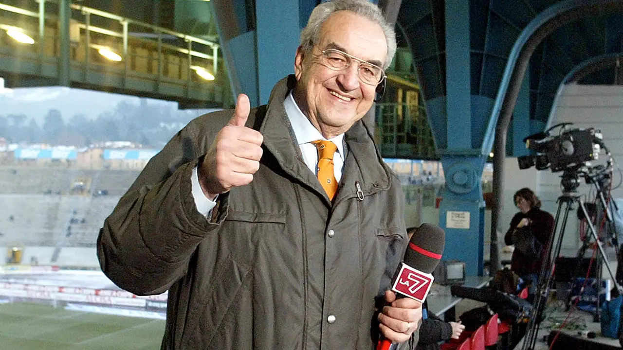 Bruno Pizzul al suo ritorno come telecronista per La7 in tribuna allo stadio Dall'Ara, Bologna, 5 giugno 2005. ANSA / GIORGIO BENVENUTI