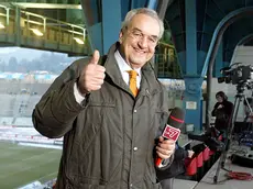 Bruno Pizzul al suo ritorno come telecronista per La7 in tribuna allo stadio Dall'Ara, Bologna, 5 giugno 2005. ANSA / GIORGIO BENVENUTI