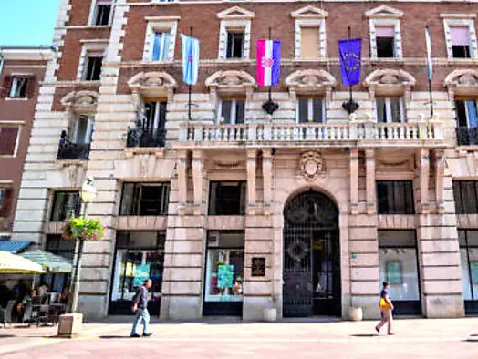 La sede del municipio di Fiume