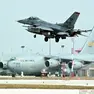 Un caccia americano al decollo dalla pista della base Usaf di Aviano (Pordenone)