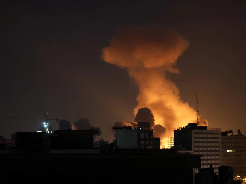 Uno dei tanti attacchi israeliani su Teheran