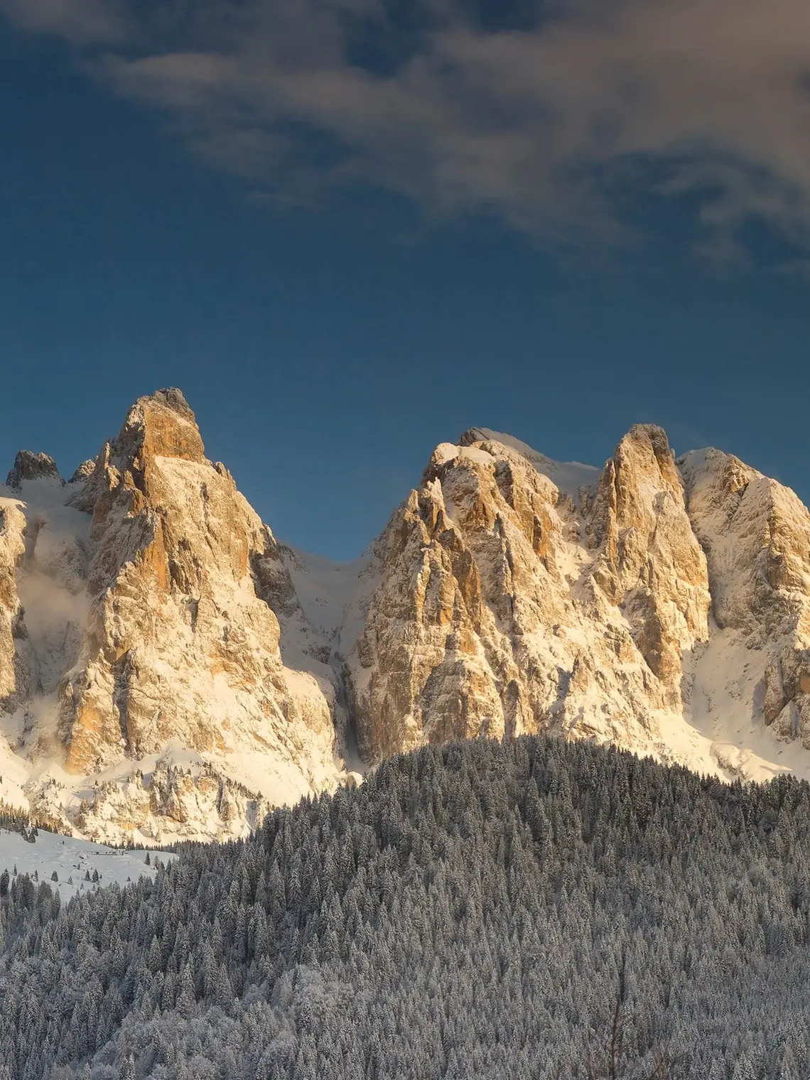 La maestosità delle cime e lo spettacolo di fine inverno