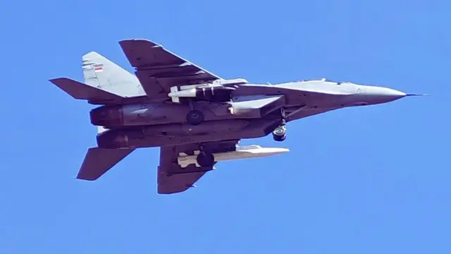 Un caccia Mig-29 serbo equipaggiato con i nuovi missili supersonici prodotti in Cina