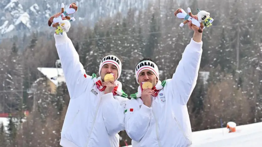 Giacomo Bertagnolli, con la guida Andrea Ravelli, conquista la medaglia d'oro nello slalom paralimpico di Milano Cortina