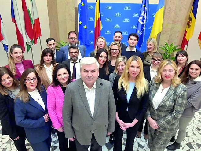 Lo staff: il gruppo che lavora nella sede Cei di Trieste (foto Bruni)