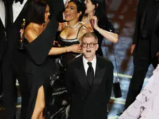 Thomas Anderson festeggia le sei statuette conquistate da Una battaglia dopo le sei insieme al cast