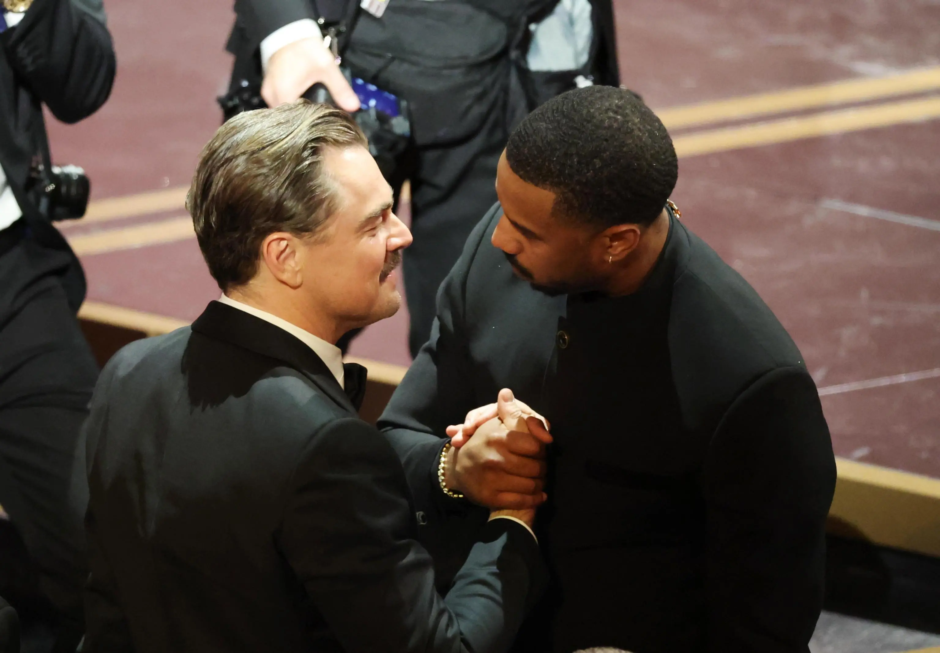 Leonardo Di Caprio si congratula con Michael B.Jordan, premiato come migliore attore