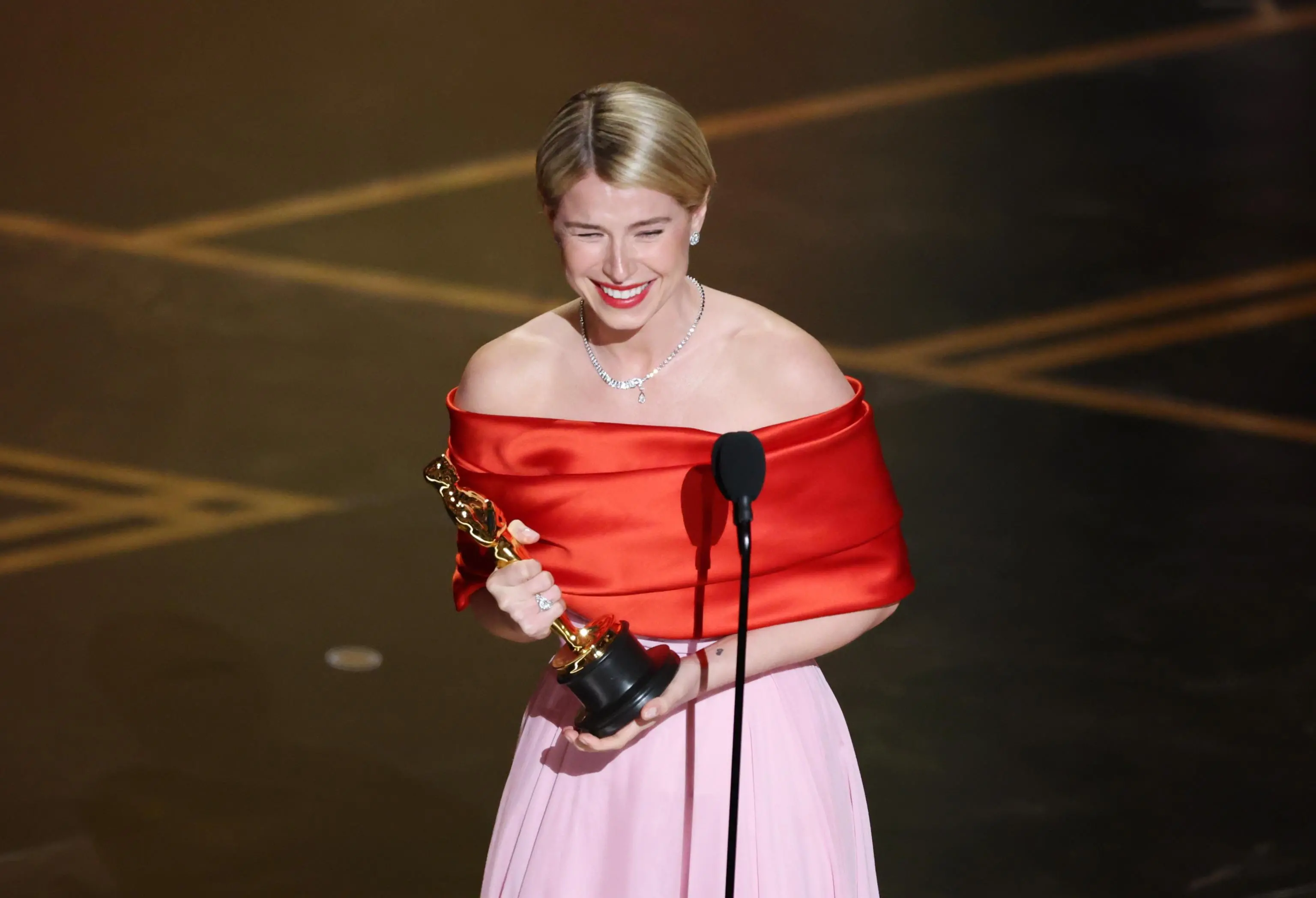 Jessie Buckley premiata come miglior attrice per l'interpretazione in Hamnet