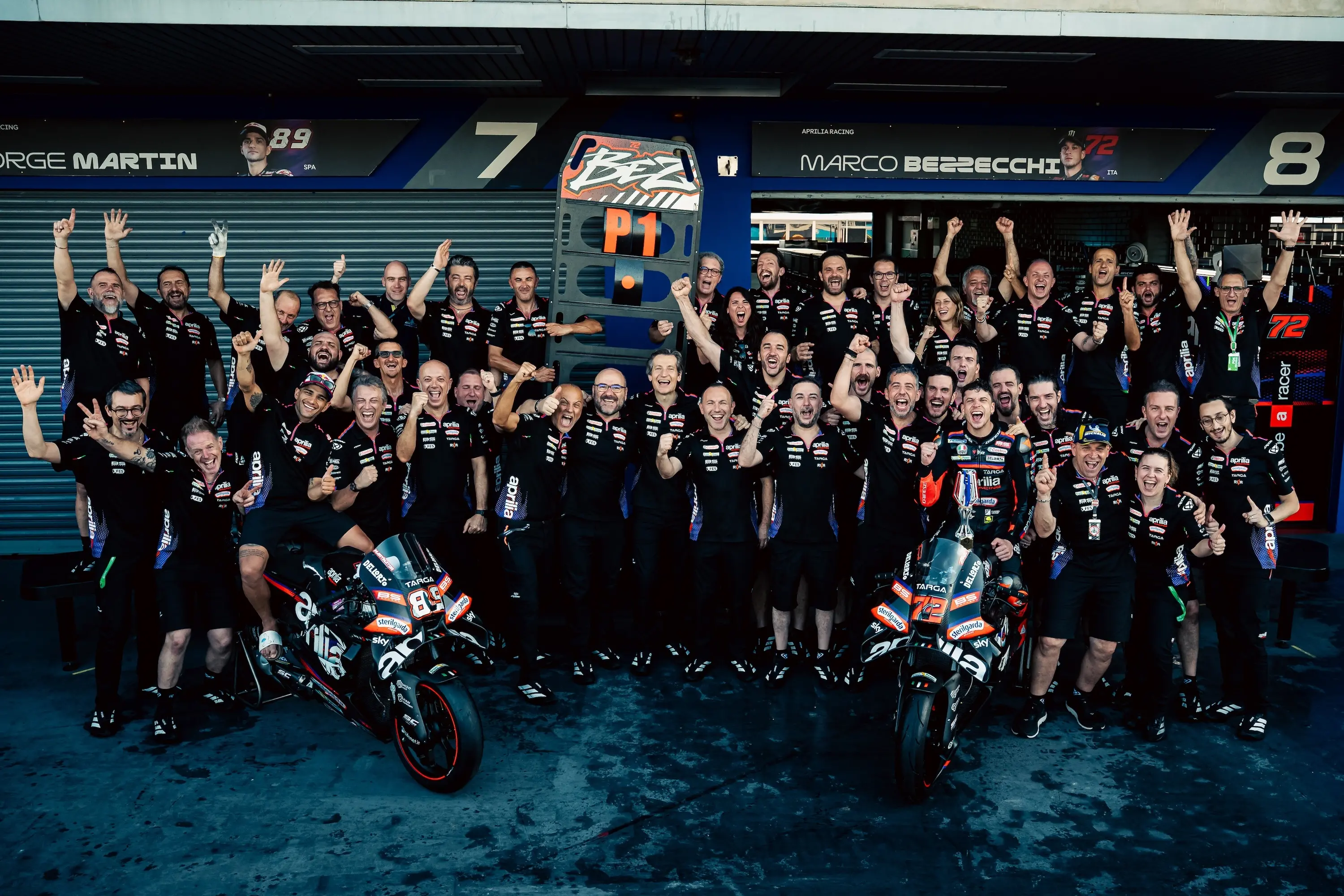 La festa del box al completo dopo il Gp della Thailandia con quattro Aprilia (ufficiali e il team clienti Trackhouse) nei primi cinque posti (Foto Aprilia Racing)