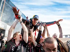 L'ad di Aprilia Racing Massimo Rivola (in basso a sinistra) porta in trionfo Marco Bezzecchi (Foto Aprilia Racing)