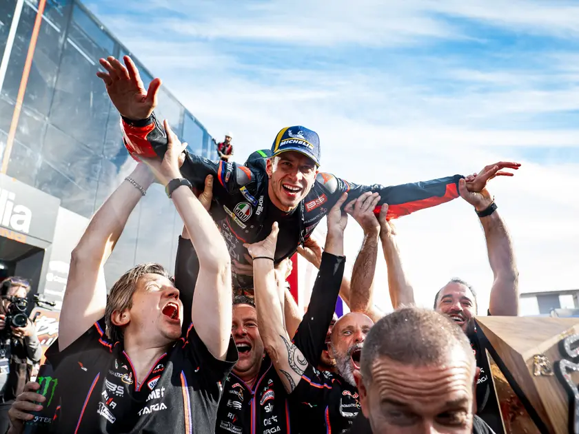 L'ad di Aprilia Racing Massimo Rivola (in basso a sinistra) porta in trionfo Marco Bezzecchi (Foto Aprilia Racing)