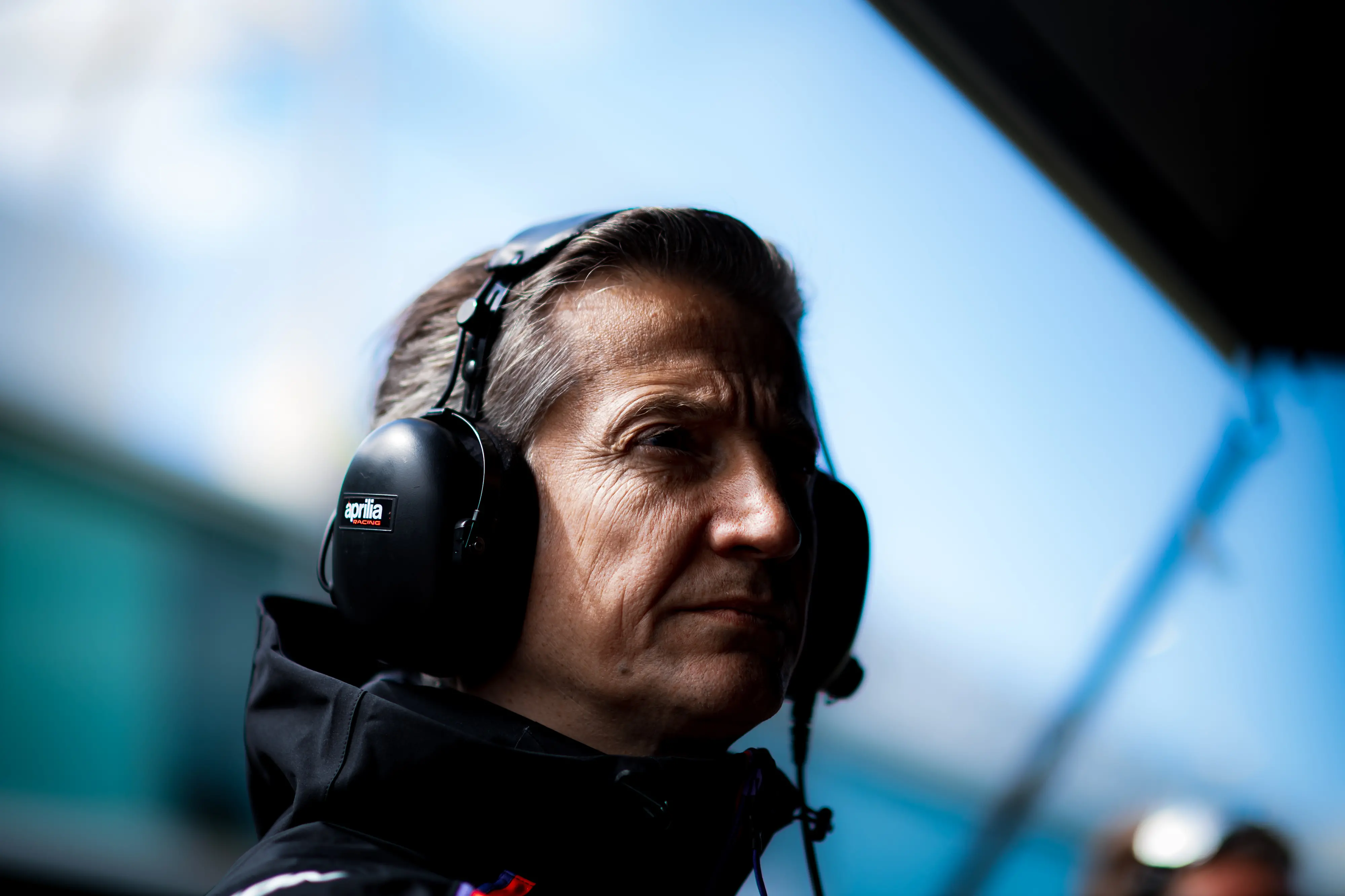 Rivola osserva concentrato dal paddock la gara in Thailandia (Foto Aprilia Racing)