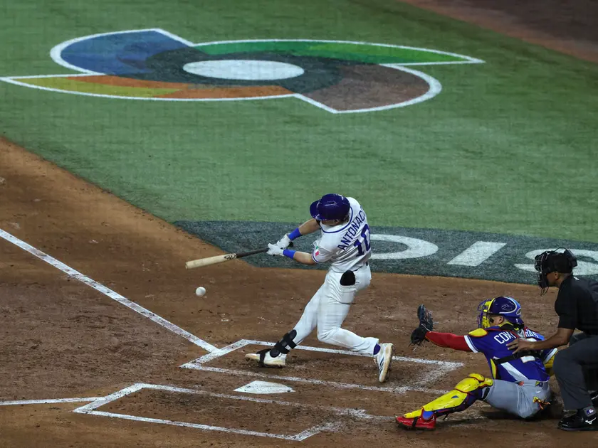 Sam Antonacci durante la semifinale contro il Venezuela (Foto EPA/CRISTOBAL HERRERA-ULASHKEVICH)