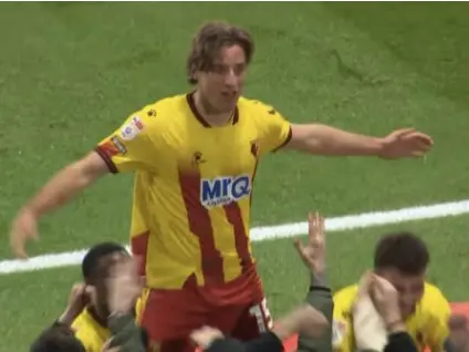 Edoardo Bove esulta dopo il gol con il Watford