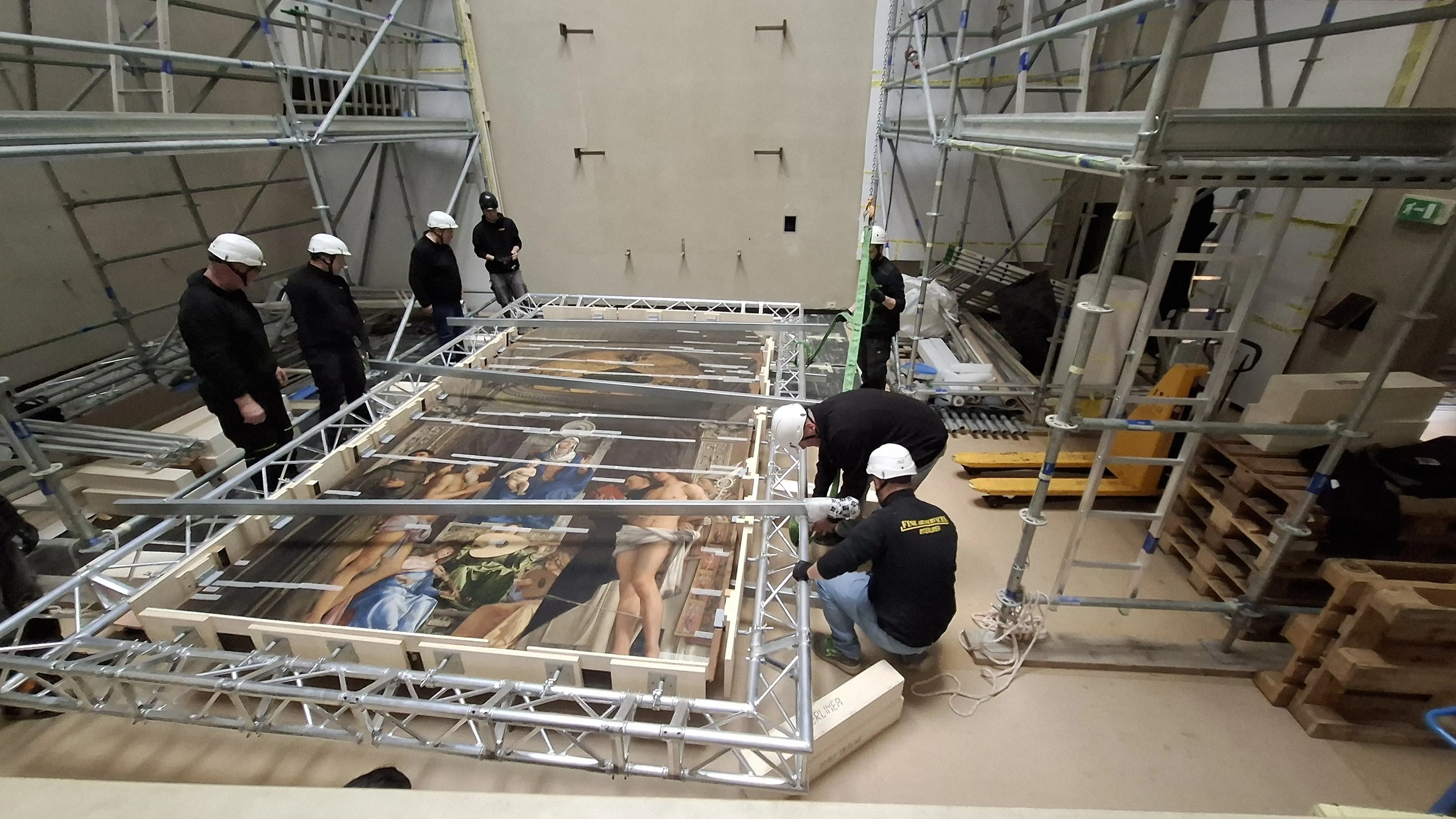 Un momento della movimentazione dell'opera