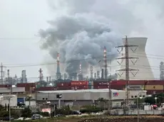 Un bombardamento proveniente dall'Iran che ha causato danni alle raffinerie nella zona di Haifa, in Israele