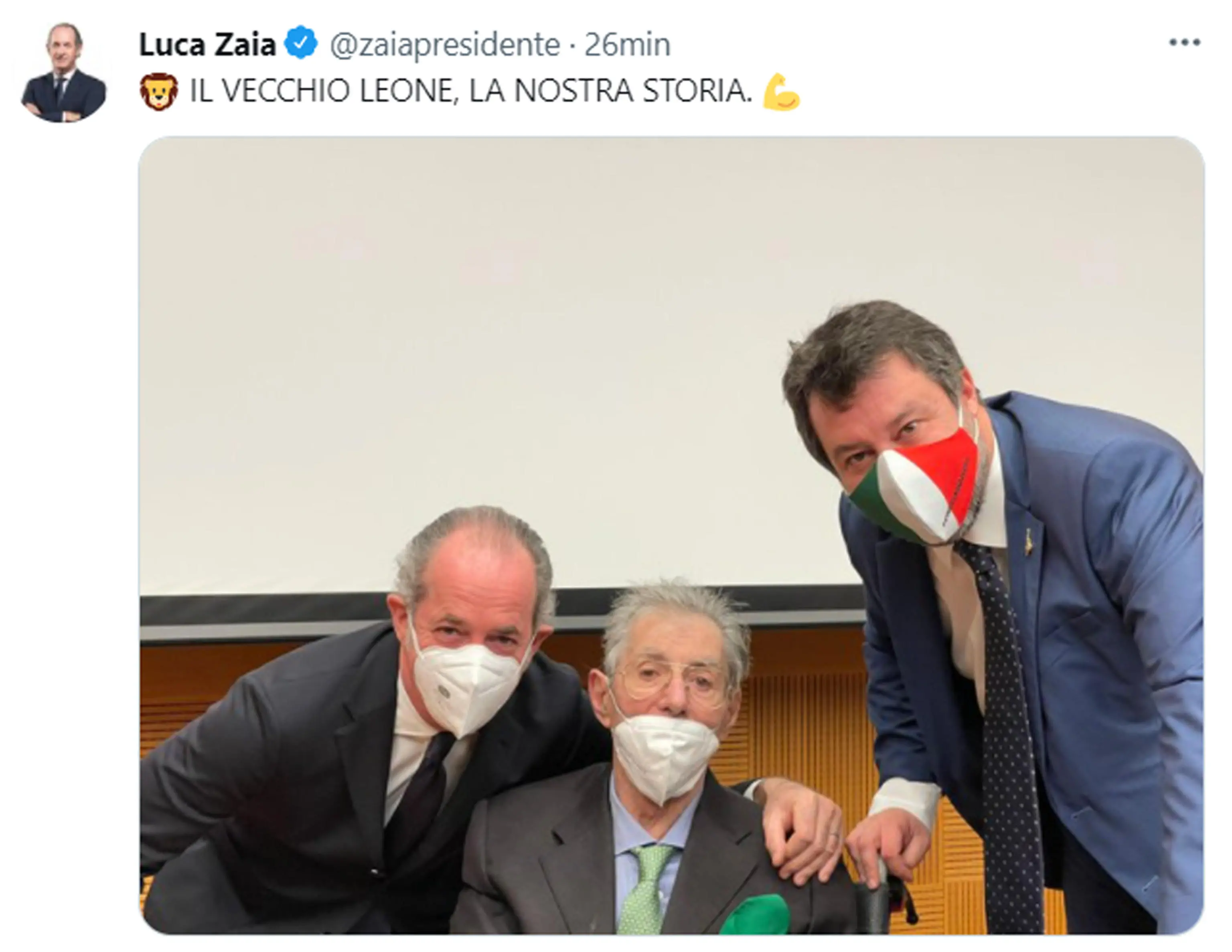 È morto a 84 anni Umberto Bossi, fondatore della Lega Nord e figura centrale della politica italiana degli ultimi decenni. Con lui scompare uno dei protagonisti più longevi e riconoscibili della scena politica, capace di segnare profondamente il dibattito pubblico soprattutto nel Nord Italia. Bossi aveva dato vita alla Lega Nord alla fine degli anni ’80, trasformandola rapidamente in un movimento di massa radicato in particolare in Veneto e Friuli Venezia Giulia, territori dove il Carroccio ha costruito gran parte della sua forza elettorale.Eccolo in alcune foto dal nostro archivio, da Trieste a Padova