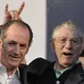 È morto a 84 anni Umberto Bossi, fondatore della Lega Nord e figura centrale della politica italiana degli ultimi decenni. Con lui scompare uno dei protagonisti più longevi e riconoscibili della scena politica, capace di segnare profondamente il dibattito pubblico soprattutto nel Nord Italia. Bossi aveva dato vita alla Lega Nord alla fine degli anni ’80, trasformandola rapidamente in un movimento di massa radicato in particolare in Veneto e Friuli Venezia Giulia, territori dove il Carroccio ha costruito gran parte della sua forza elettorale.Eccolo in alcune foto dal nostro archivio, da Trieste a Padova