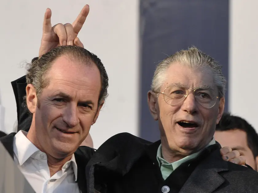 È morto a 84 anni Umberto Bossi, fondatore della Lega Nord e figura centrale della politica italiana degli ultimi decenni. Con lui scompare uno dei protagonisti più longevi e riconoscibili della scena politica, capace di segnare profondamente il dibattito pubblico soprattutto nel Nord Italia. Bossi aveva dato vita alla Lega Nord alla fine degli anni ’80, trasformandola rapidamente in un movimento di massa radicato in particolare in Veneto e Friuli Venezia Giulia, territori dove il Carroccio ha costruito gran parte della sua forza elettorale.Eccolo in alcune foto dal nostro archivio, da Trieste a Padova